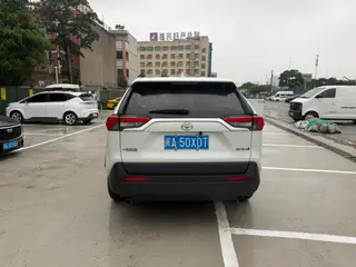 Toyota RAV4 2023 2.0L CVT Двухприводная городская версия интерьер фото 6