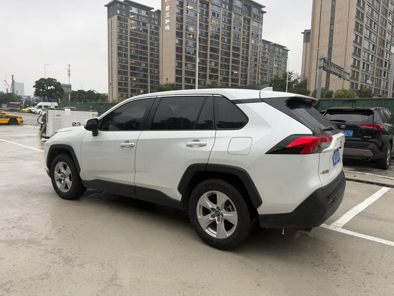 Toyota RAV4 2023 2.0L CVT Двухприводная городская версия интерьер фото 7