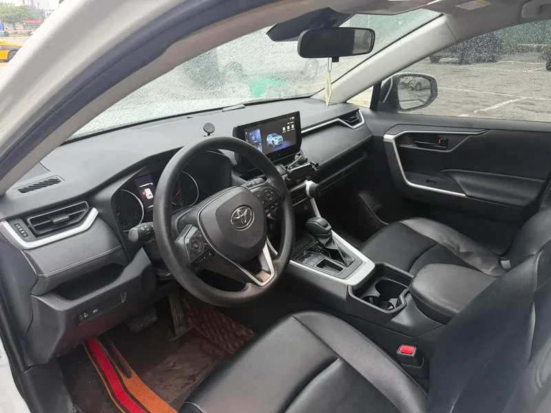 Toyota RAV4 2023 2.0L CVT Двухприводная городская версия интерьер фото 8