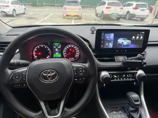 Toyota RAV4 2023 2.0L CVT Двухприводная городская версия интерьер фото 9