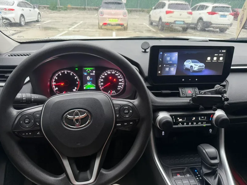 Toyota RAV4 2023 2.0L CVT Двухприводная городская версия интерьер фото 9
