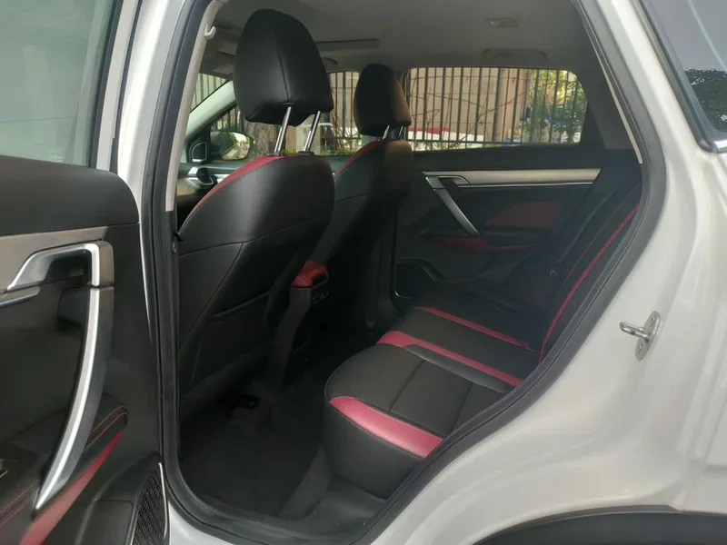 Geely Coolray 2020 240T DCT Cazador interior foto 8