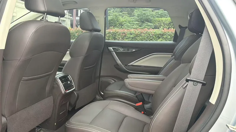 Geely Jiaji 2021 Zhiqing 1.5TD MHEV DCT Acabado premium interior foto 8