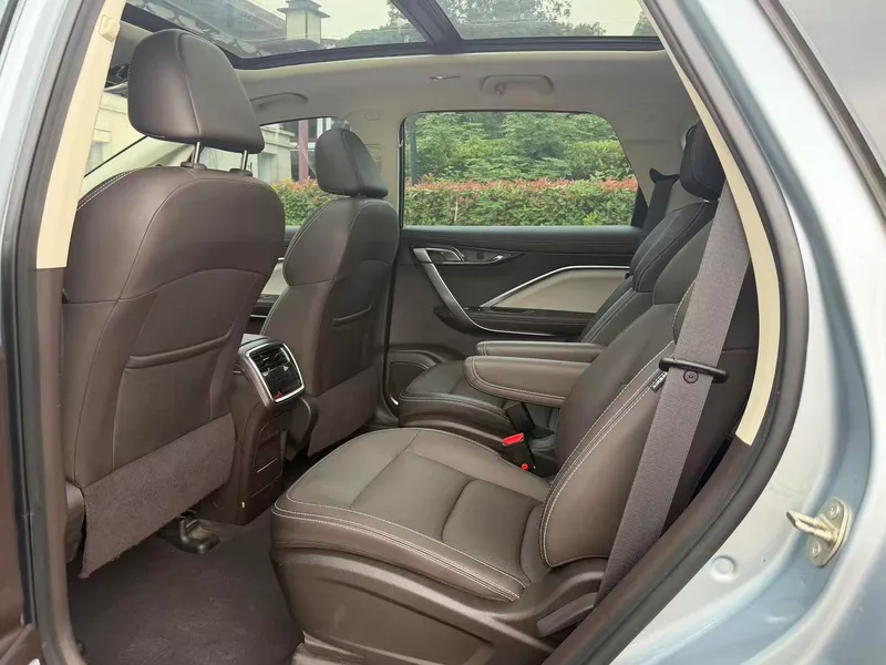 Geely Jiaji 2021 Zhiqing 1.5TD MHEV DCT Acabado premium interior foto 9
