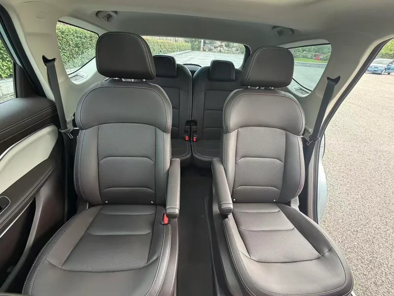 Geely Jiaji 2021 Zhiqing 1.5TD MHEV DCT Acabado premium interior foto 11