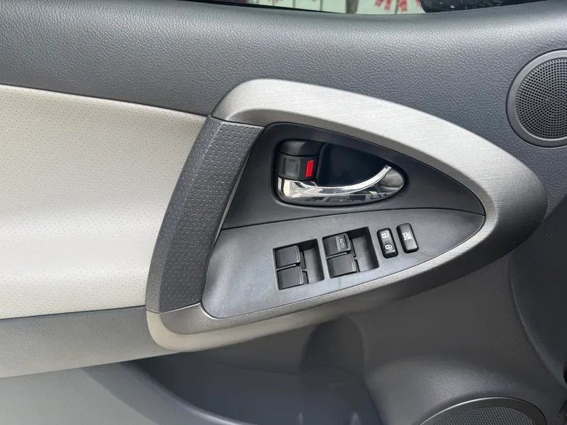Toyota RAV4 2009 2.4L Automatic Luxury Edition interior photo 11