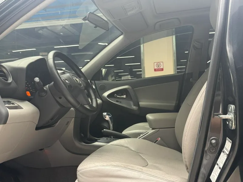 Toyota RAV4 2009 2.4L Automatic Luxury Edition interior photo 12