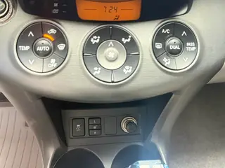 Toyota RAV4 2009 2.4L Automatic Luxury Edition interior photo 17