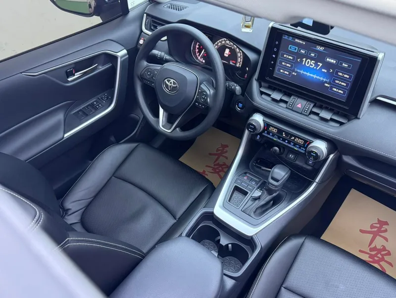 Toyota RAV4 2020 2.0L CVT Two-Drive Fashion Edition interior photo 11