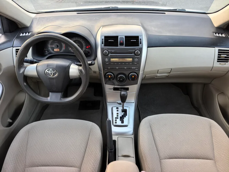 Toyota Corolla 2011 1.6L Automático GL interior foto 11