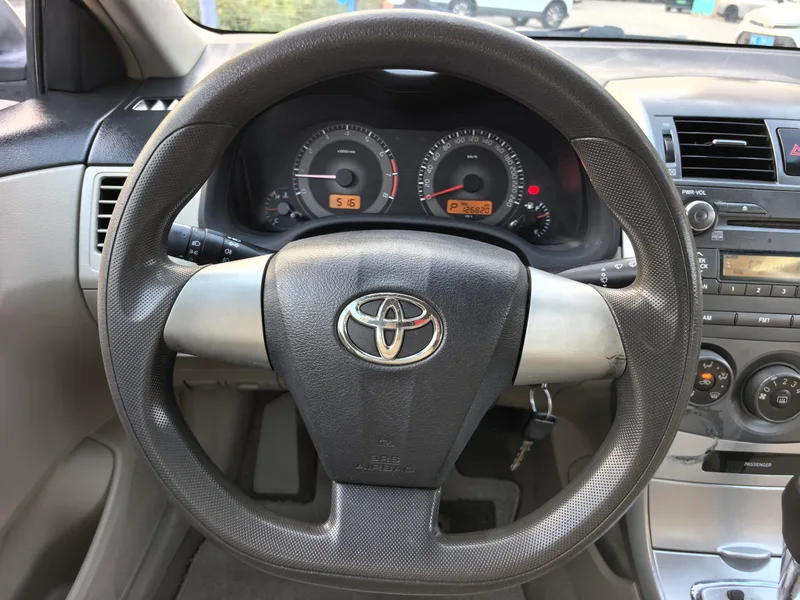 Toyota Corolla 2011 1.6L Automático GL interior foto 12