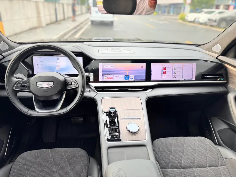 Geely Monjaro 2025 2.0TD Высокая работа автоматически с двумя приводами интерьер фото 16