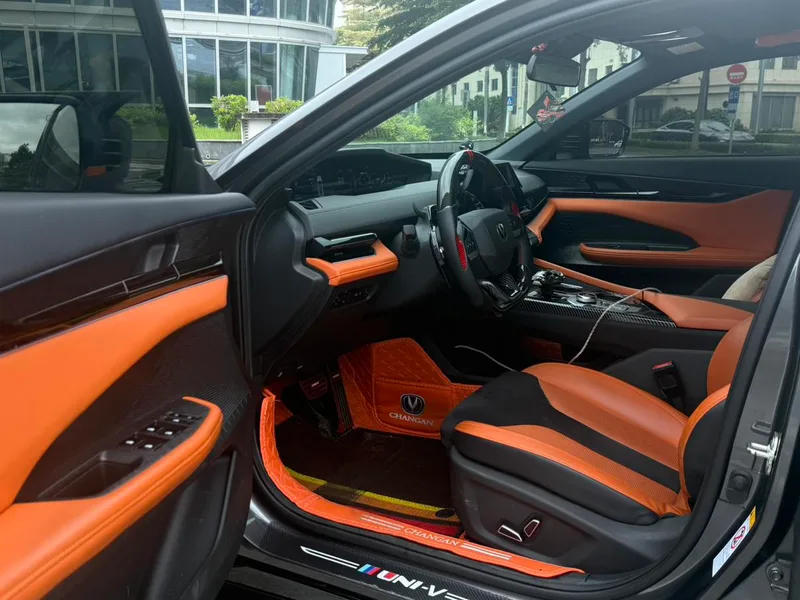 Changan UNI-V 2023 1.5T Спортивная версия интерьер фото 9