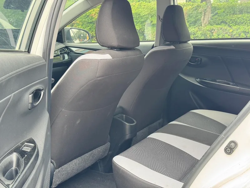 Toyota Yaris L 2021 1.5L CVT Version leader intérieur photo 6