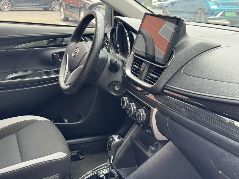 Toyota Yaris L 2021 1.5L CVT Version leader intérieur photo 7