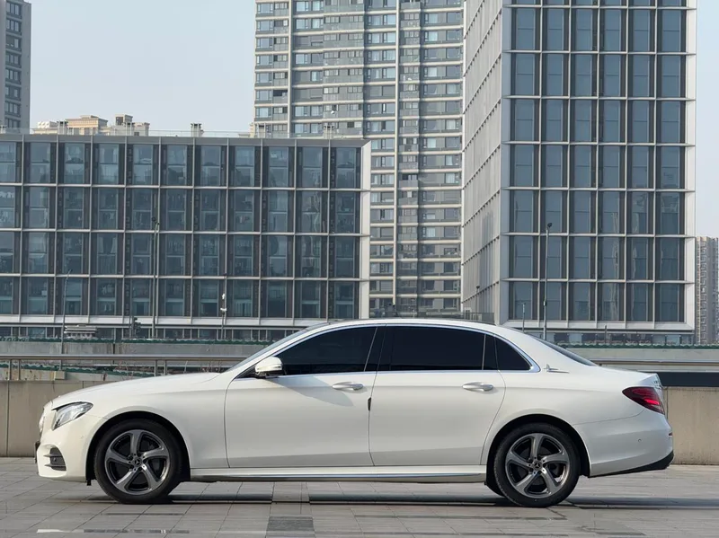 Mercedes-Benz E-Class 2019 E 300 L Sports fashion type exterior photo 4