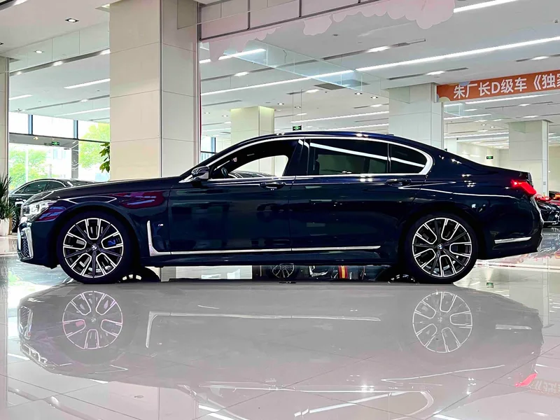 BMW 7 Series 2021 740Li Líder M Conjunto deportivo exterior foto 3