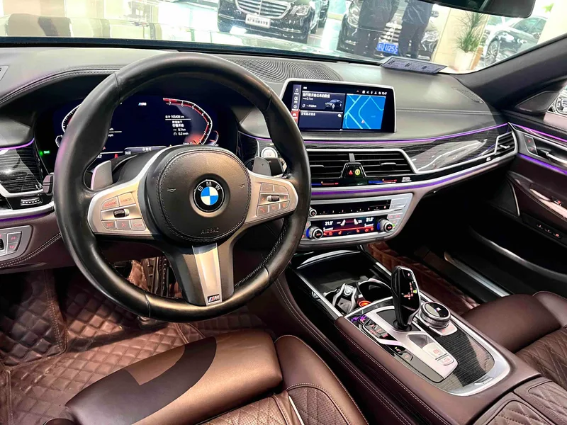 BMW 7 Series 2021 740Li Líder M Conjunto deportivo exterior foto 5
