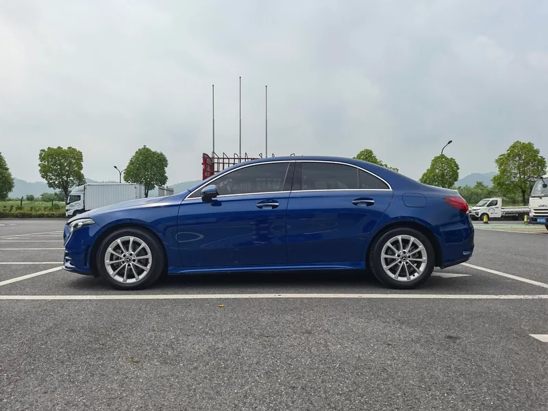 Mercedes-Benz A-Class 2022 Mise à jour A 200 L Voiture de sport version mode extérieur photo 6