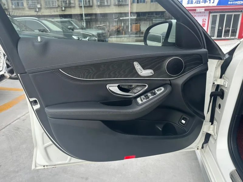 Mercedes-Benz C-Class 2018 C 180 L Mode version sport intérieur photo 14