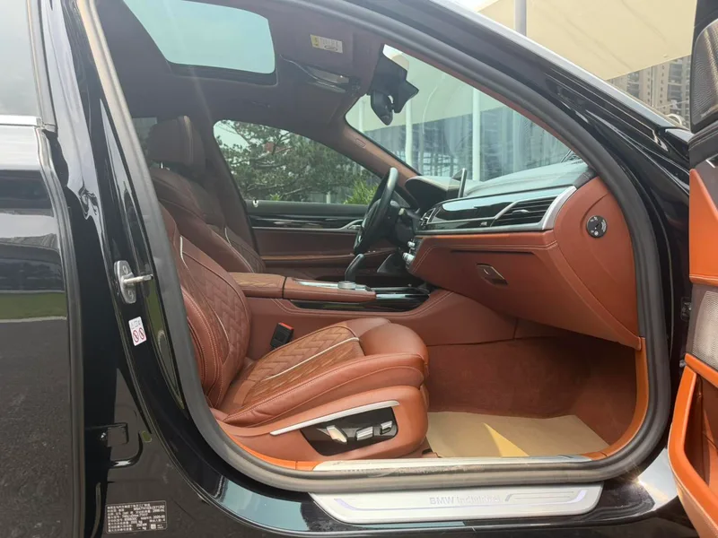 BMW 7 Series 2021 740Li xDrive Tipo administrativo Traje de lujo exterior foto 9