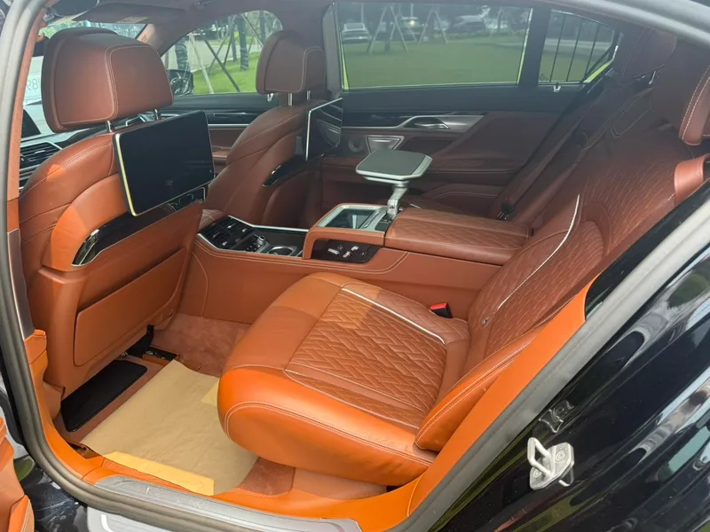 BMW 7 Series 2021 740Li xDrive Tipo administrativo Traje de lujo interior foto 13
