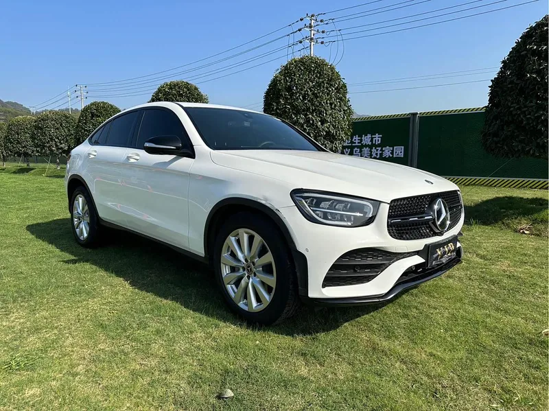 Mercedes-Benz GLC Coupe 2020 GLC 260 4MATIC coupe SUV exterior photo 2