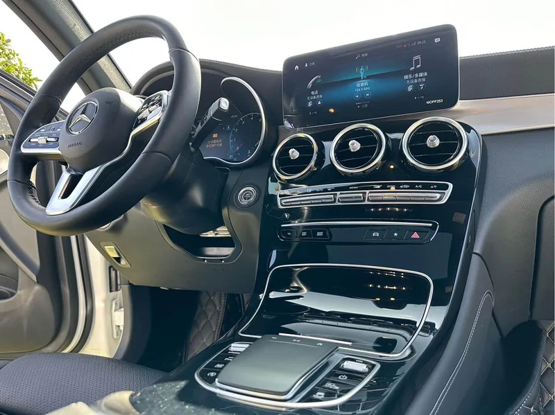 Mercedes-Benz GLC Coupe 2020 GLC 260 4MATIC coupe SUV interior photo 11