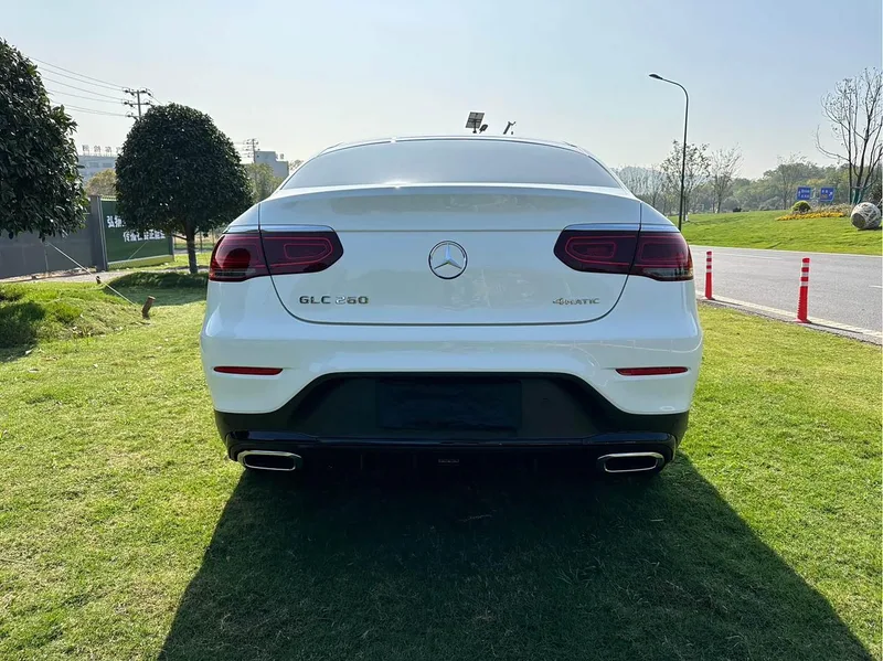 Mercedes-Benz GLC Coupe 2020 GLC 260 4MATIC coupe SUV interior photo 15