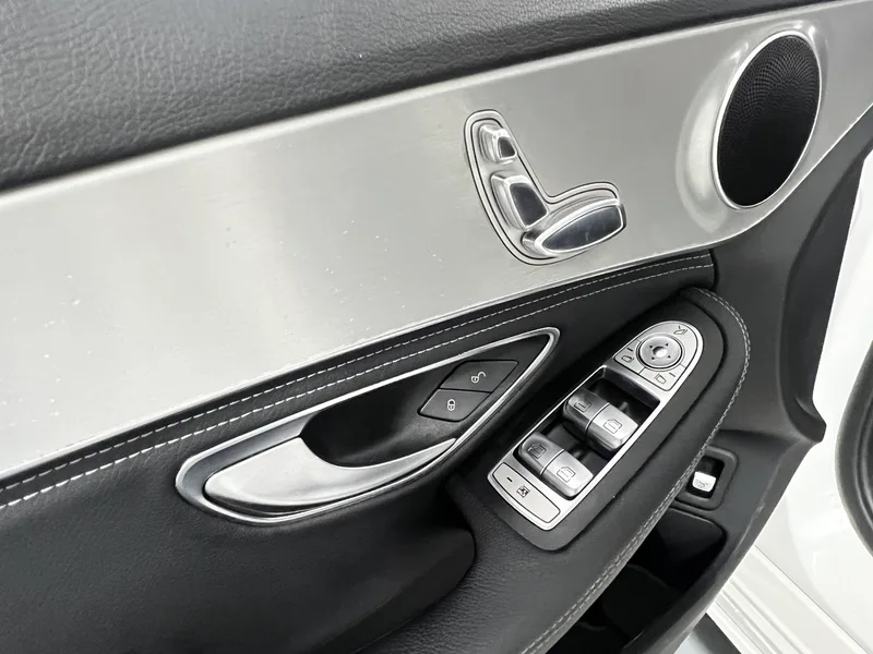 Mercedes-Benz C-Class 2016 C 200 Version sportive intérieur photo 9