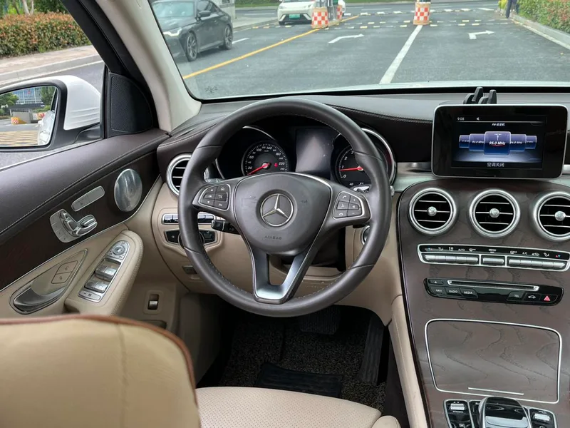 Mercedes-Benz GLC 2016 GLC 300 4MATIC Dynamic interior photo 17