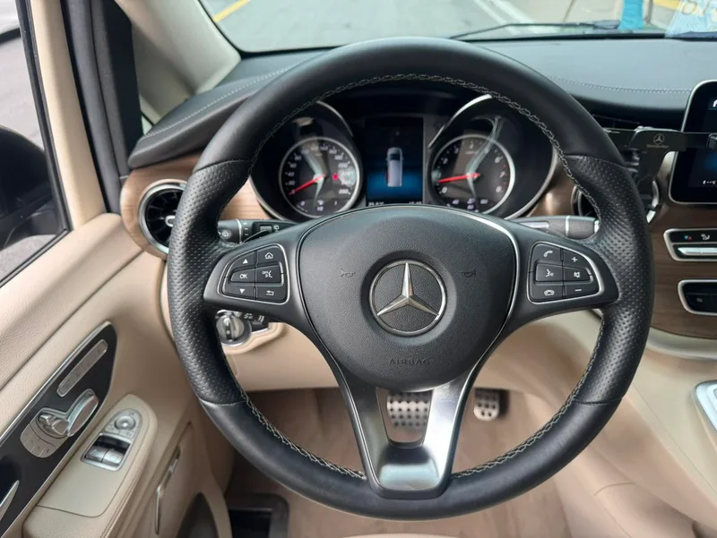 Mercedes-Benz V-Class 2020 V 260 Premium Edition interior photo 13