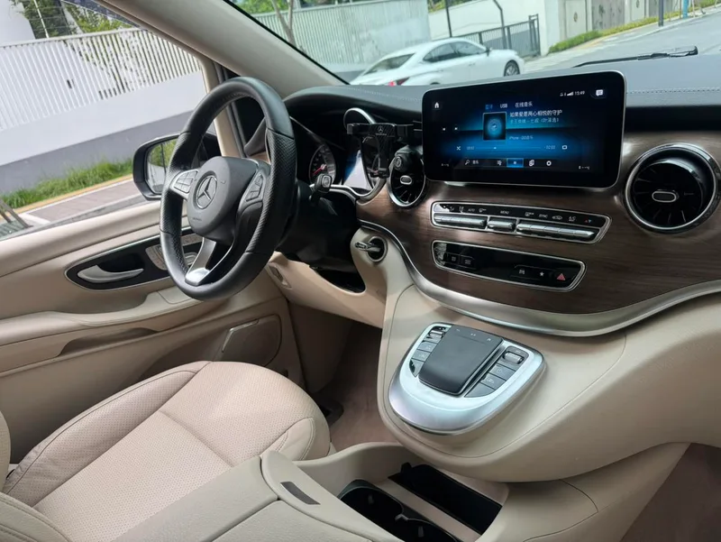 Mercedes-Benz V-Class 2020 V 260 Premium Edition interior photo 15