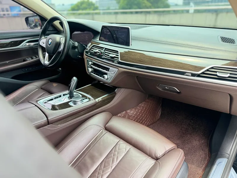 BMW 7 Series 2021 730Li Ensemble de luxe intérieur photo 8