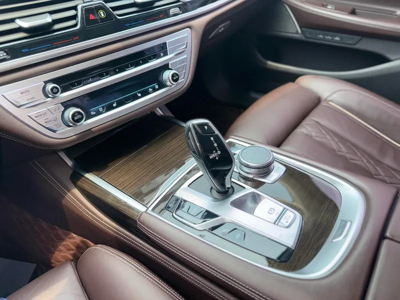 BMW 7 Series 2021 730Li Ensemble de luxe intérieur photo 11