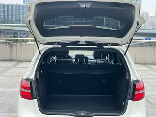 Mercedes-Benz B-Class 2017 B 200 Edición limitada polar interior foto 18
