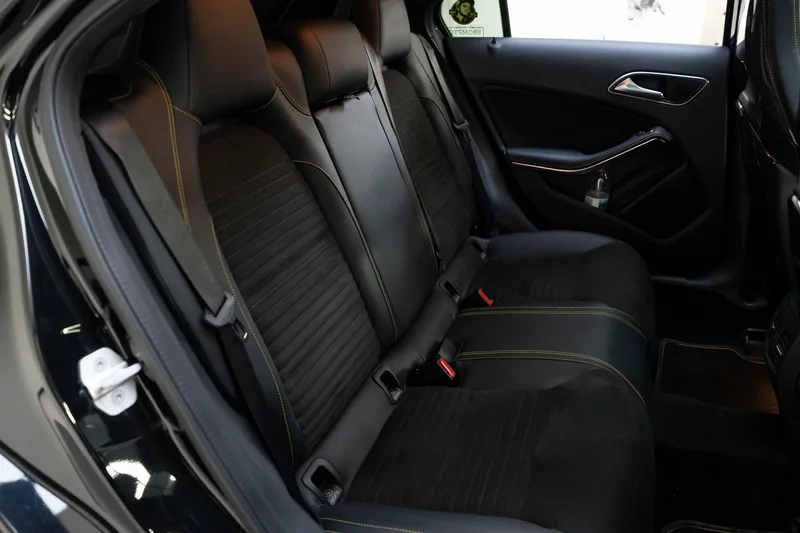 Mercedes-Benz Mercedes-AMG A-Class 2017 AMG A 45 4MATIC Edición limitada Dark Night Thunder interior foto 13
