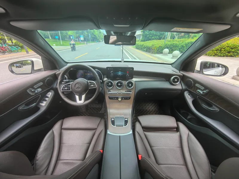 Mercedes-Benz GLC 2020 GLC 300 L 4MATIC Dynamic interior photo 17