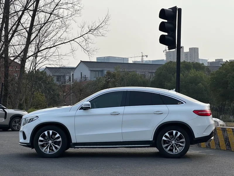 Mercedes-Benz GLE Coupe 2017 GLE 400 4MATIC coupe SUV exterior photo 4