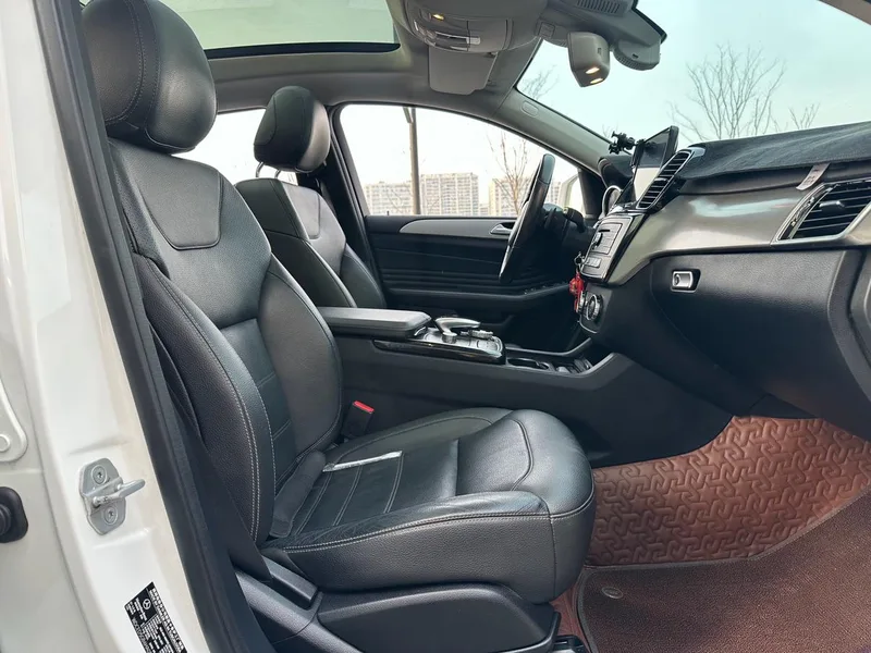Mercedes-Benz GLE Coupe 2017 GLE 400 4MATIC coupe SUV interior photo 11