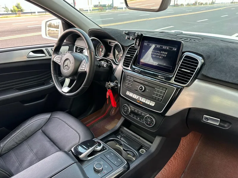 Mercedes-Benz GLE Coupe 2017 GLE 400 4MATIC coupe SUV interior photo 13