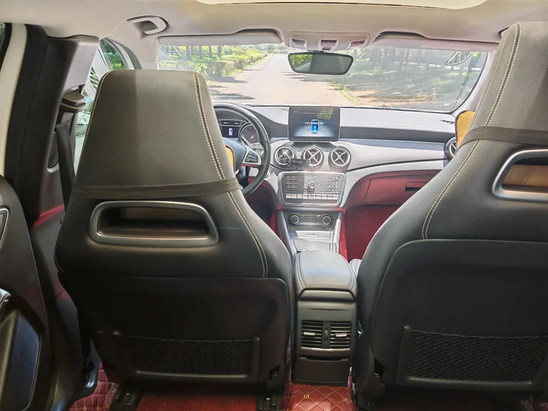 Mercedes-Benz GLA 2019 GLA 220 4MATIC Sporty interior photo 8