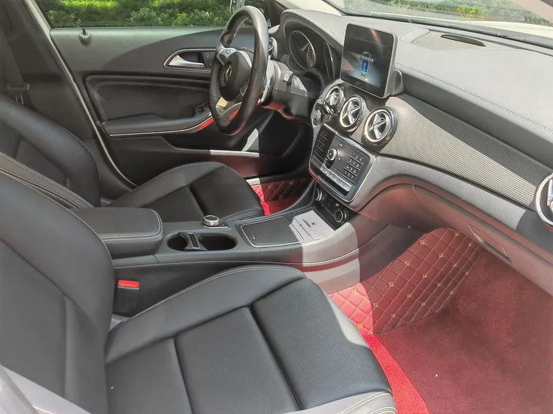 Mercedes-Benz GLA 2019 GLA 220 4MATIC Sporty interior photo 9