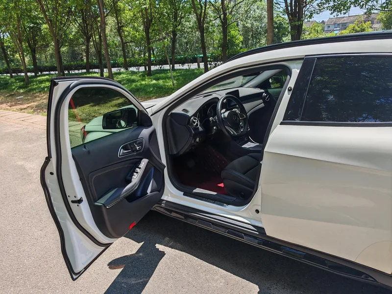 Mercedes-Benz GLA 2019 GLA 220 4MATIC Sporty interior photo 10