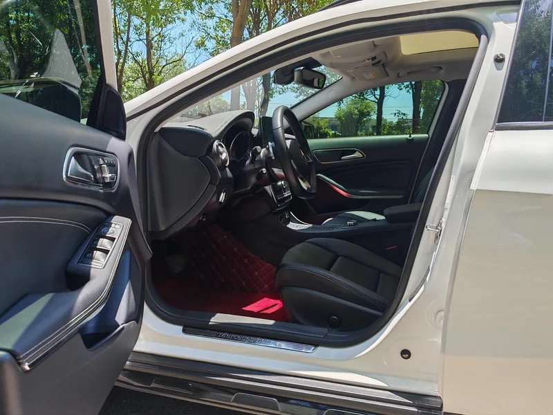 Mercedes-Benz GLA 2019 GLA 220 4MATIC Sporty interior photo 11