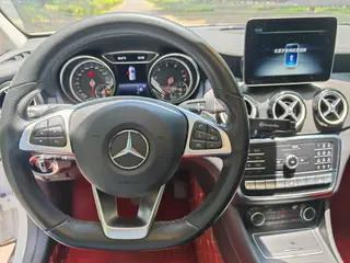 Mercedes-Benz GLA 2019 GLA 220 4MATIC Sporty interior photo 12
