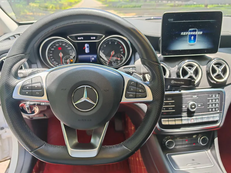 Mercedes-Benz GLA 2019 GLA 220 4MATIC Sporty interior photo 12