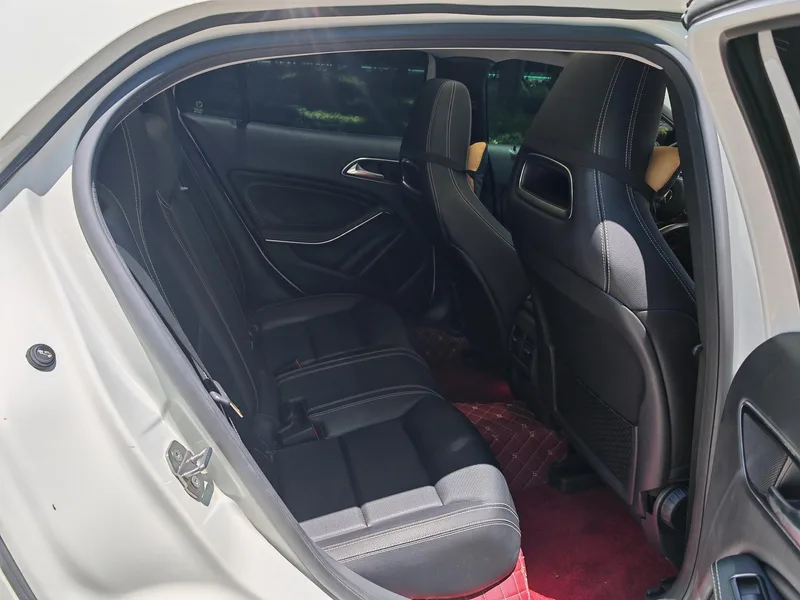 Mercedes-Benz GLA 2019 GLA 220 4MATIC Sporty interior photo 13