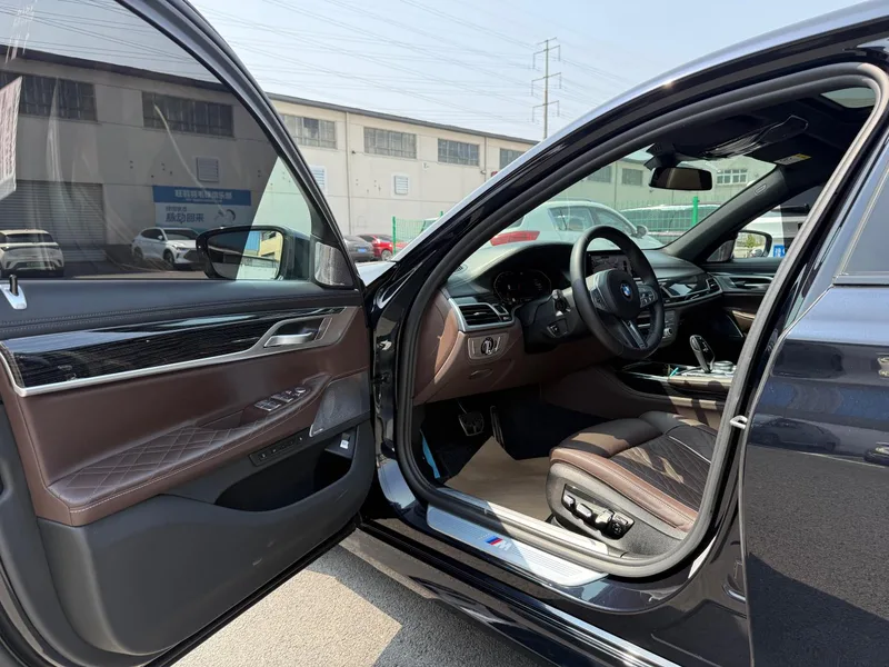 BMW 7 Series 2022 740Li Type de luxe M Ensemble de sport intérieur photo 11