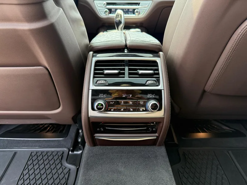 BMW 7 Series 2022 740Li Type de luxe M Ensemble de sport intérieur photo 13